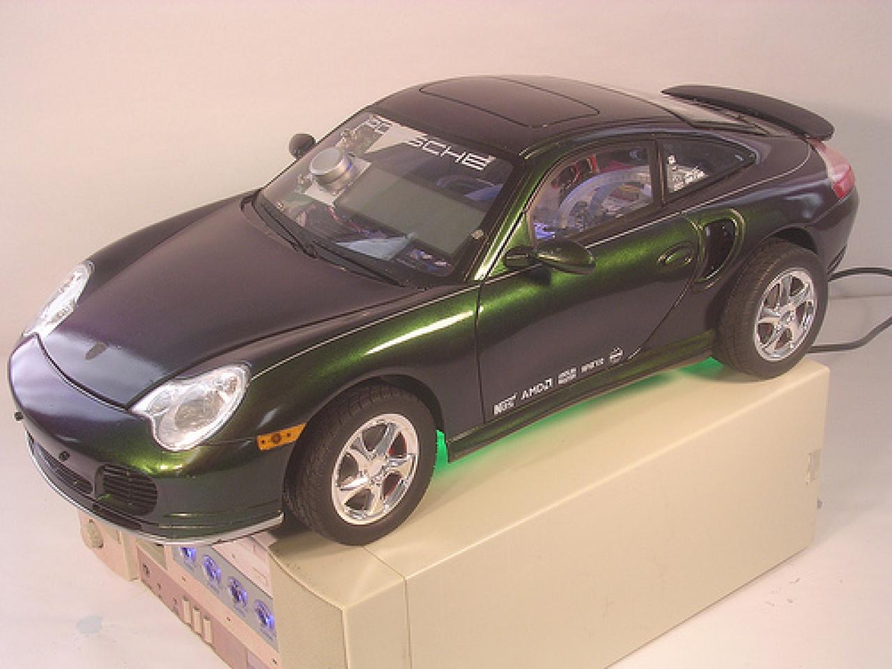[24/07/2009] Ein Porsche-Casemod, erstellt aus einem Twin Turbo Posche Modellauto von 1997. Der Klotz unter dem Auto enthält die Netzteile und Festplatten.