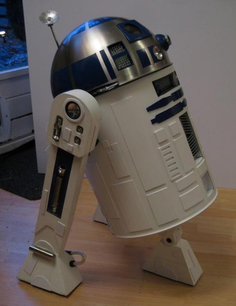[24/07/2009] Für alle Star Wars-Fans: Der R2-D2-Casemod. Der Rumpf besteht aus einem alten Mülleimer. Insgesamt gab Modder Frenk Janse nur 120 US-Dollar aus.