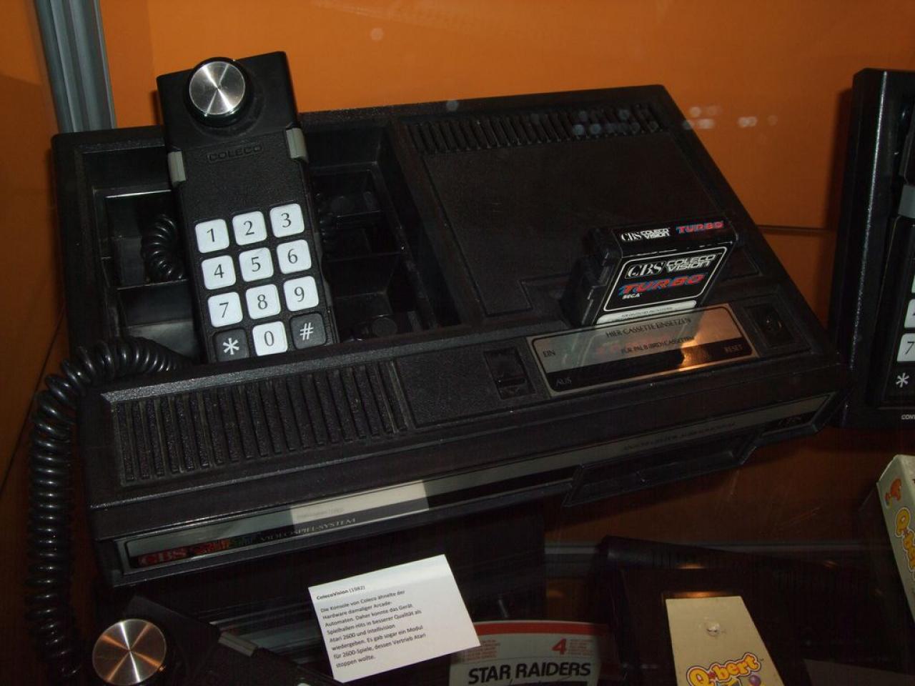 [22/08/2009] Colecovision - Eine ambitionierte Spiele-Konsole, die letztendlich am Videospiel-Crash von 1983 scheiterte. Obwohl das Lenkrad eine echte Innovation darstellte und Nintendos Donkey Kong für die Spiele-Konsole erschien. Unter anderem führte die Masse an unterschiedlichen Spiele-Konsolen zum Zusammenbruch der Branche. 1984 wurde die Produktion von Colecovision trotz sechs Millionen verkaufter Einheiten eingestellt.