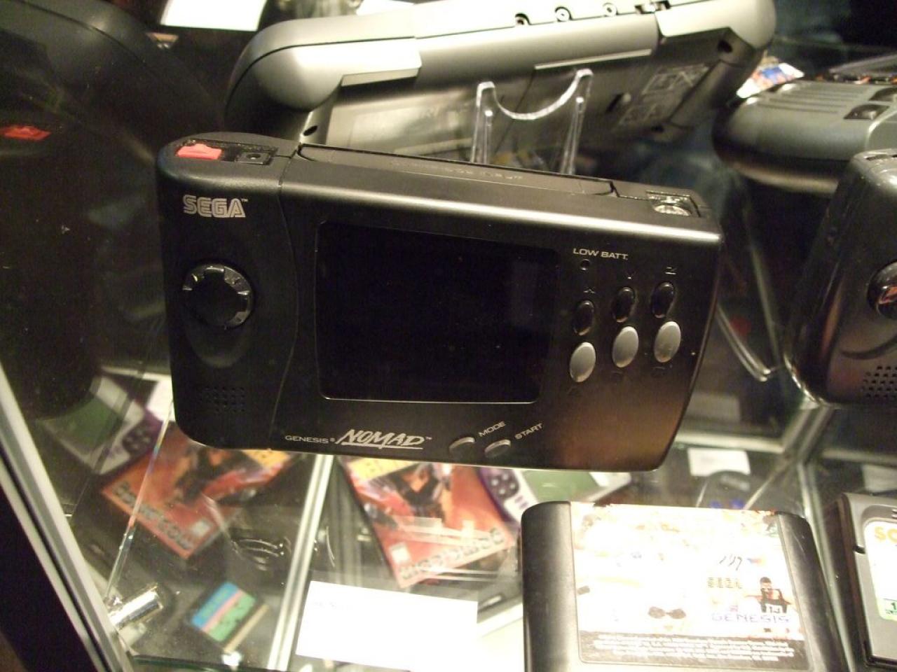 [22/08/2009] Sega Nomad war eine tragbare Variante des erfolgreicheren Sega Genesis und erschien 1995 ausschließlich in den USA. Weil der Erfolg dort ausblieb, schaffte es die mobile Spiele-Konsole nie nach Europa und Japan. Der als tragbarer Mega Drive vermarktete Handheld konnte jedoch auch aus technischer Sicht aufgrund einer Batterielaufzeit von gerade mal zwei Stunden nicht überzeugen.