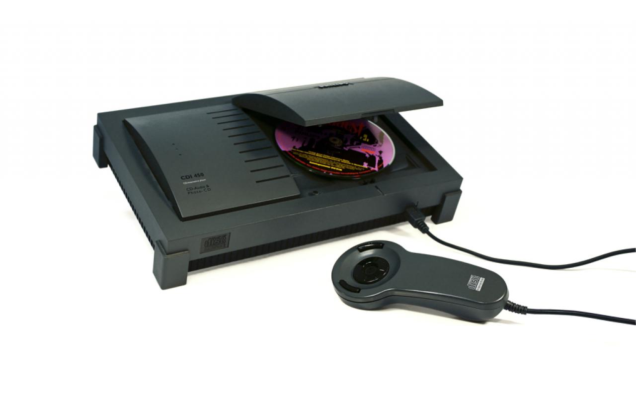 [17/08/2009] Der Philips CDI Controller erinnert optisch nicht nur mehr an eine Fernbedienung als an einen Controller, er war auch ansonsten nicht wirklich als Peripheriegerät für Videospiele zu gebrauchen. Die Bedienbarkeit fiel so unterirdisch aus, dass Worte für die Beschreibung nicht adäquat ausreichen.