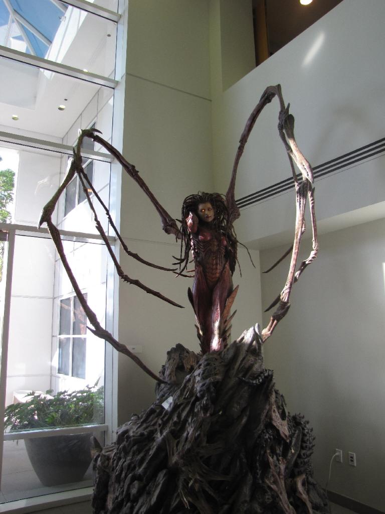 [17/08/2009] Das war unser kleiner Rundgang durch die Blizzard-Studios. Auch Kerrigan (hier als edle lebensgroße Statue) sagt 