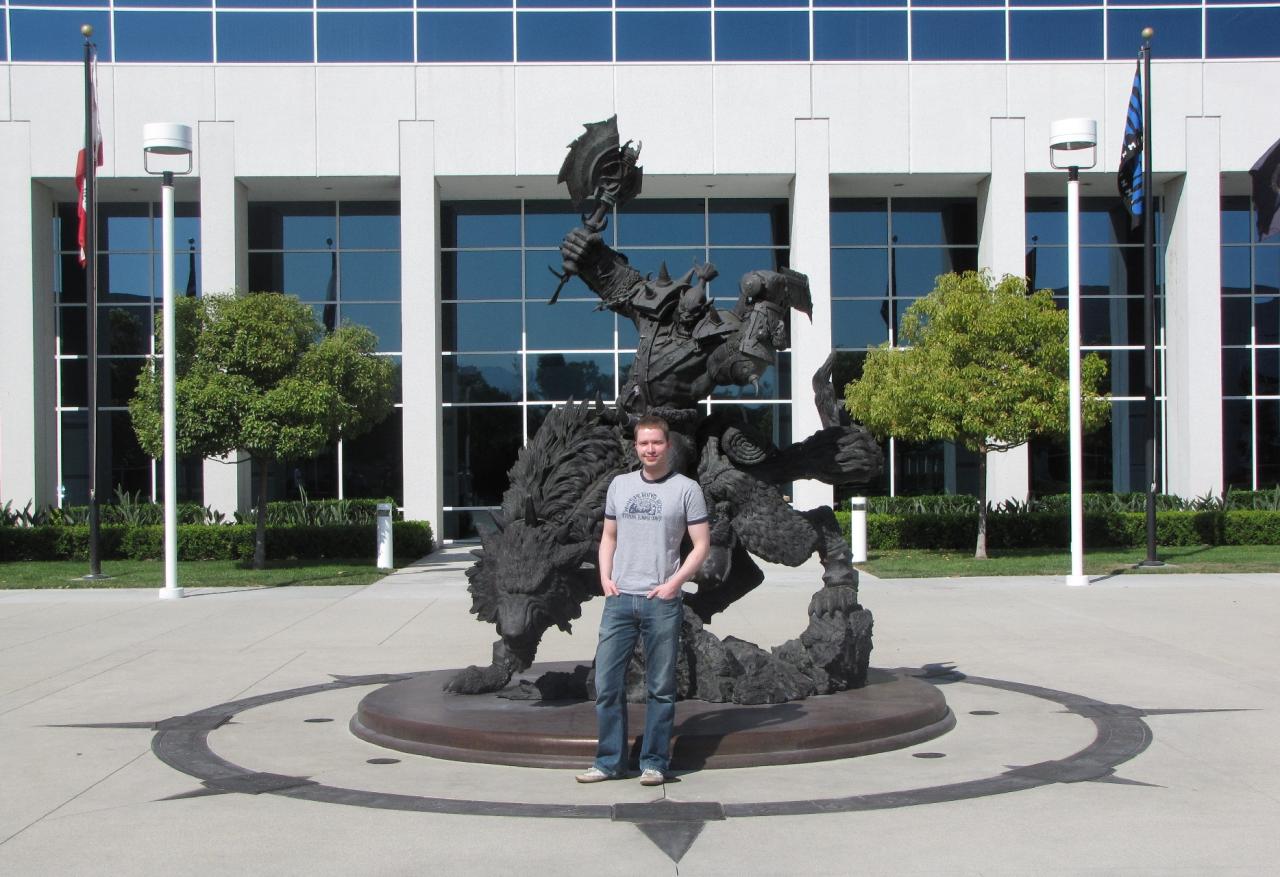 [17/08/2009] PC-Games-Redakteur Felix Schütz auf dem Innenhof der Blizzard Studios. Neu und cool: Im Zentrum der Anlage steht nun eine fein gearbeitete Statue von Thrall, einem Helden aus dem Warcraft-Universum. 