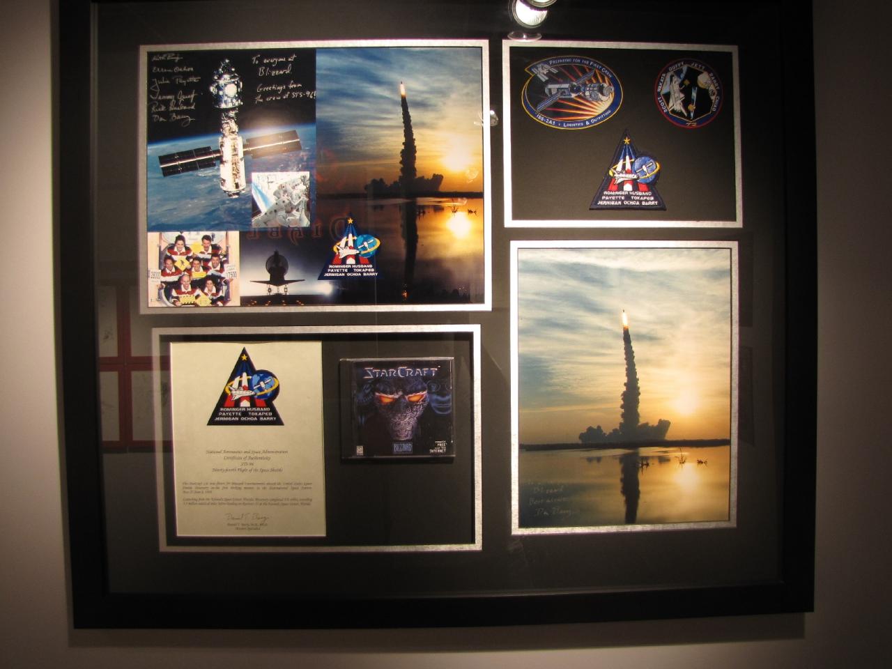 [17/08/2009] Der ehemalige Astronaut und Starcraft-Fan Daniel T. Barry nahm eine Kopie des Spiels mit ins Welltall: Im Mai 1999 begleitete sie ihn auf dem Space-Shuttle-Flug STS-96 zur internationalen Raumstation, der ersten ISS-Docking-Mission.