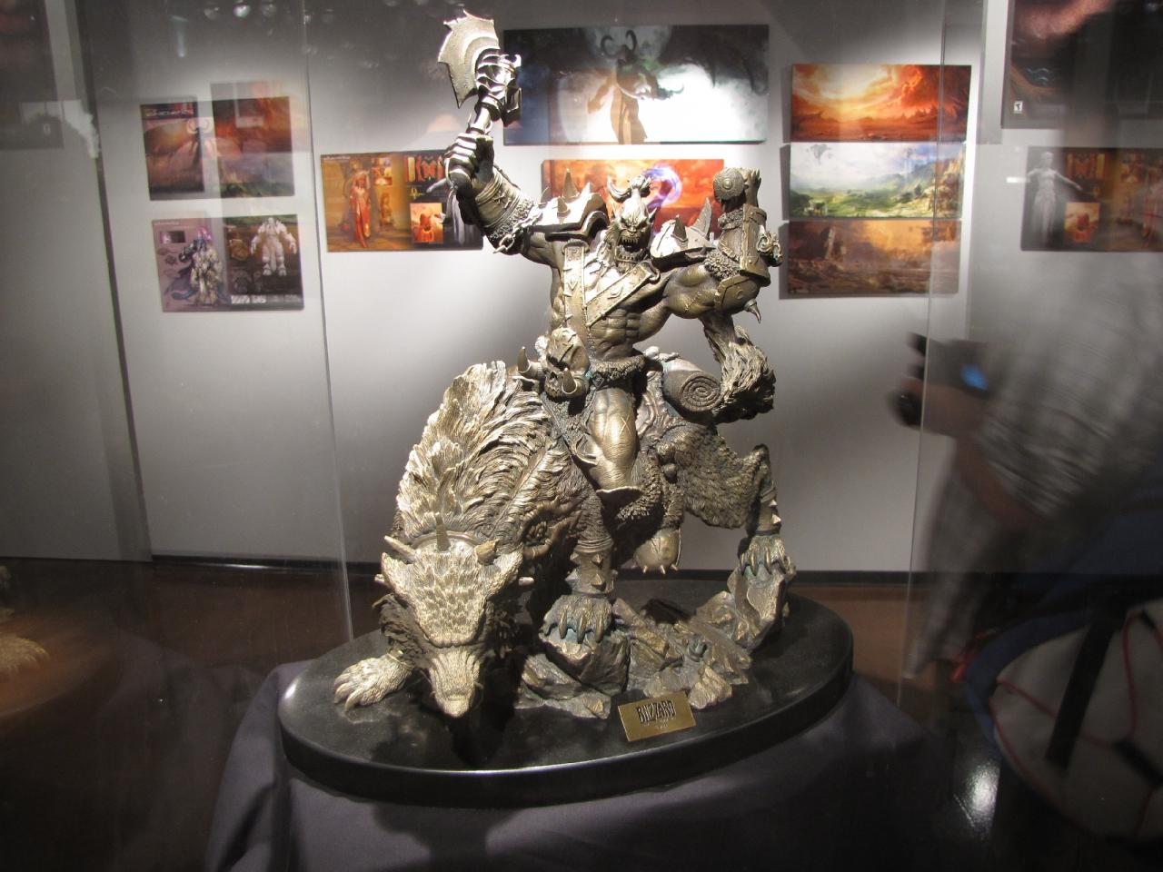 [17/08/2009] Eine Miniaturausgabe der großen Thrall-Statue auf Blizzards Innenhof.