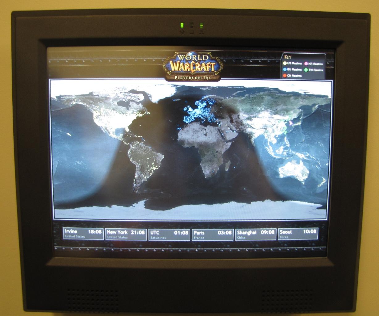 [17/08/2009] Überall bei den World of Warcraft-Entwicklern hängen diese Monitore an den Wänden. Darauf zeigt eine dynamische Weltkarte, wo das MMO gerade gespielt wird.