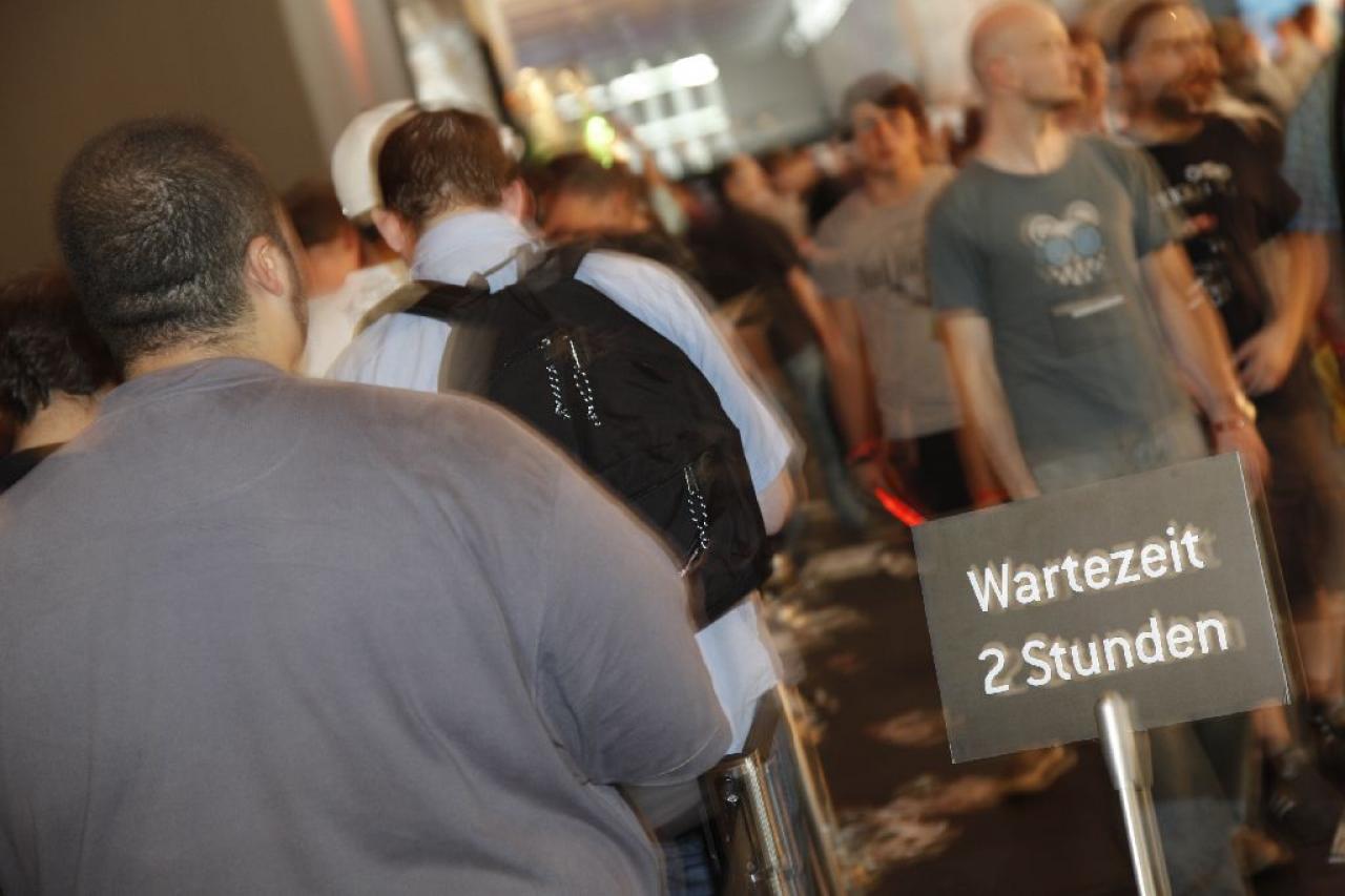 [21/08/2009] Wer am 2-Stunden-Schild ankam, hatte die Hälfte geschafft. Viele warteten 4 Stunden oder länger, um 15 Minuten Diablo 3 spielen zu können.