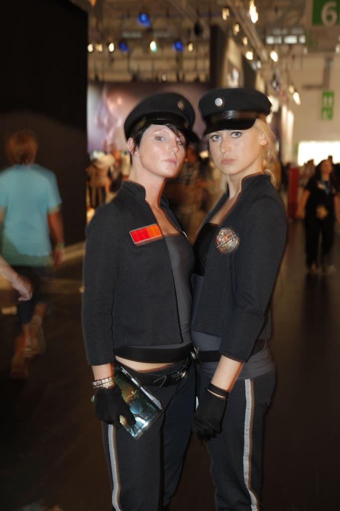 [21/08/2009] Nein, die beiden Damen sorgten nicht für Recht und Ordnung, sondern für Chaos auf den Gängen, wenn sich Fotografen um sie scharten.