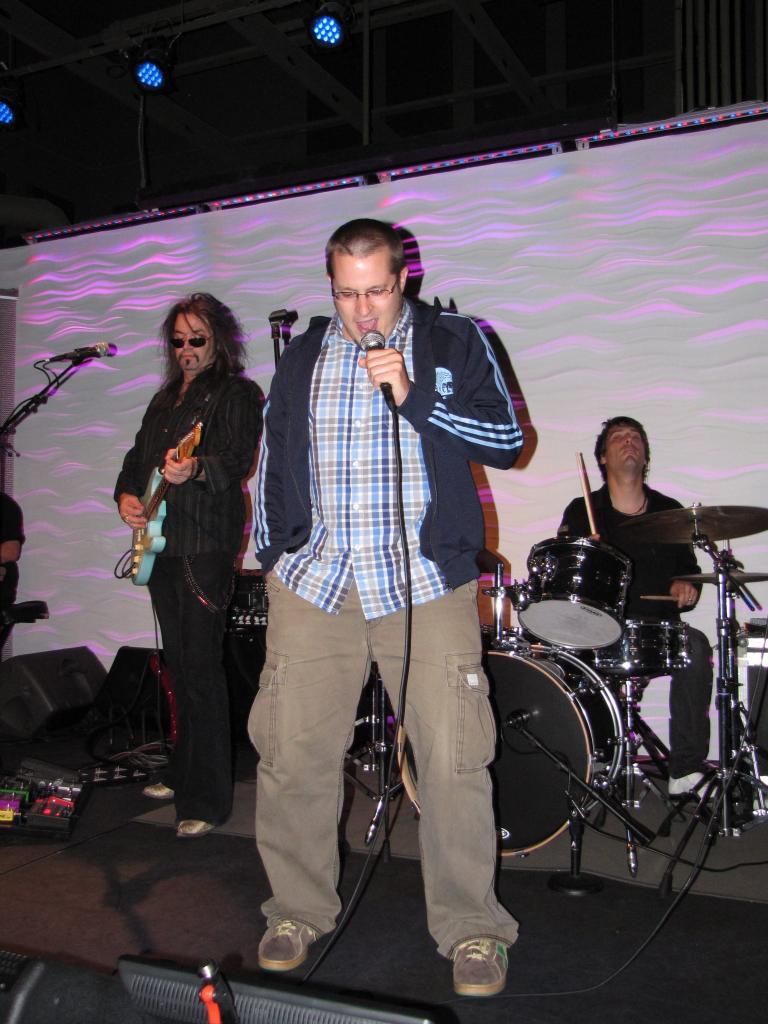 [10/09/2009] Herr Horn auf der Bühne, singt Santeria von Sublime.