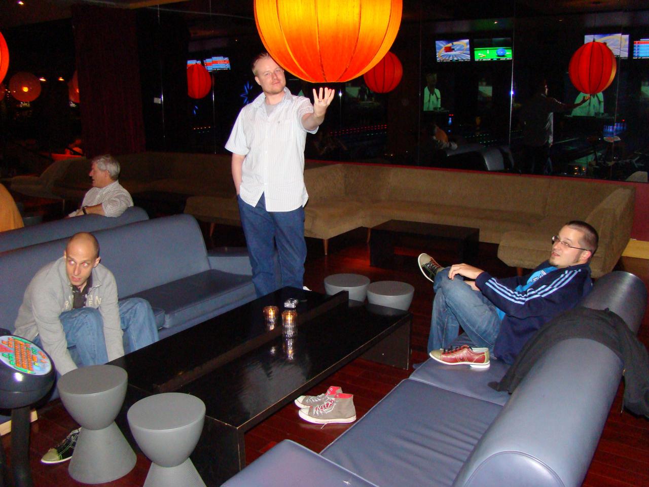 [11/09/2009] Nach einem anstrengenden Zockertag wird beim Bowling entspannt.