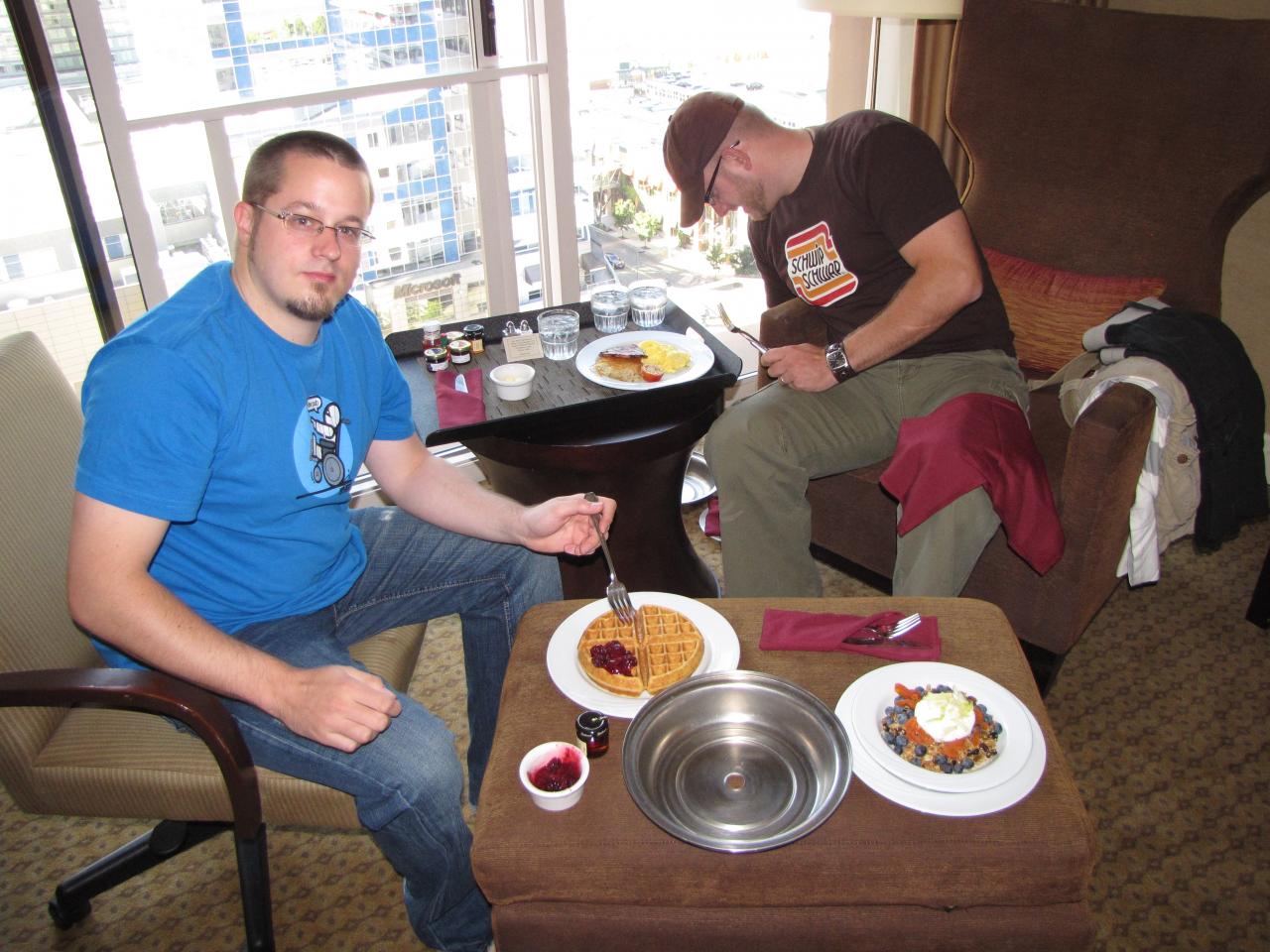 [11/09/2009] Wie jeden Morgen gibt's Frühstück im Hotel. Danke, Valve.