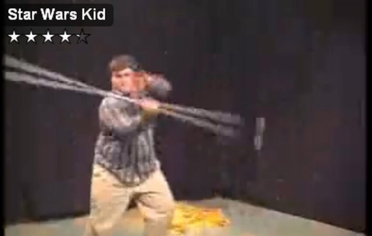 [03/09/2009] 2002: Star Wars Kid. Das passiert, wenn man im Filmstudio seiner High-School ein Video von sich selbst aufzeichnet, während man mit einem Golfschläger rumfuchtelt, und dann das Band vergisst: Irgendjemand findet es und stellt das Material auf Youtube. Ärgerlich.