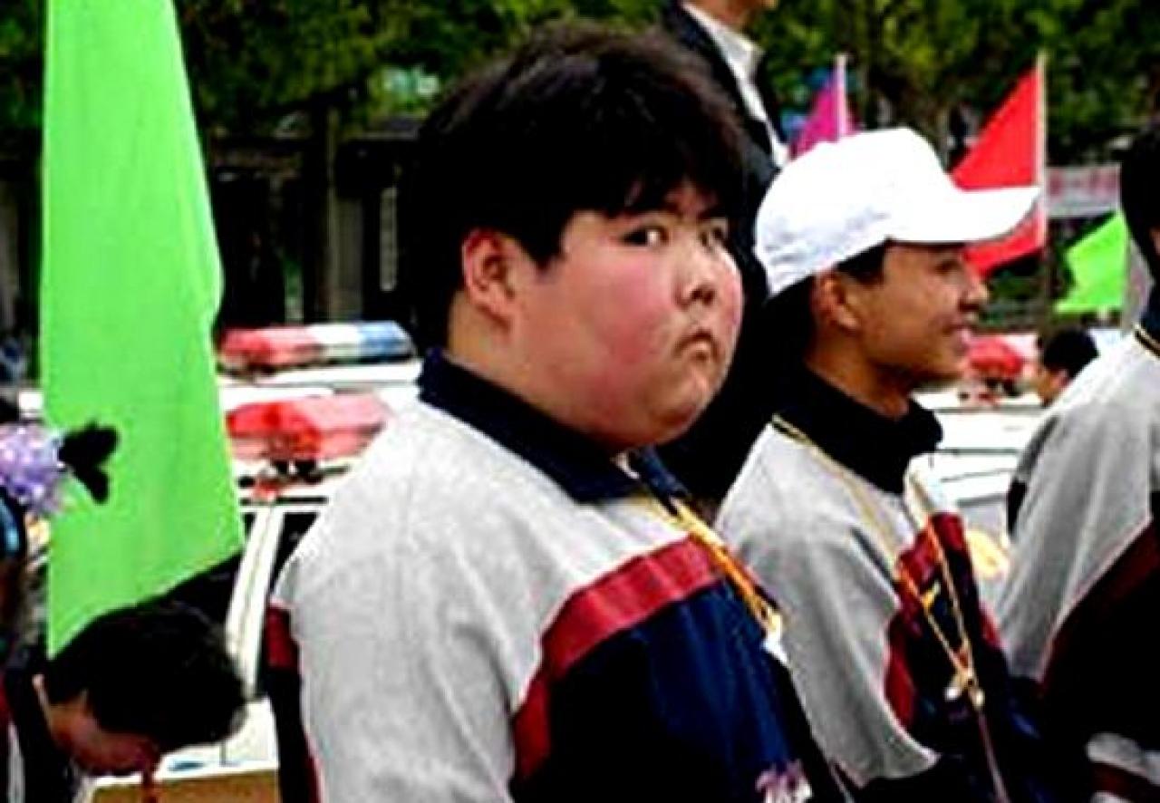 [03/09/2009] 2003: Kleiner dicker Chinse. Bei dem kleinen dicken Chinsen handelt es sich um Xiao Pang. Seine Landsmänner lieben ihn für seine Internetbekanntheit.