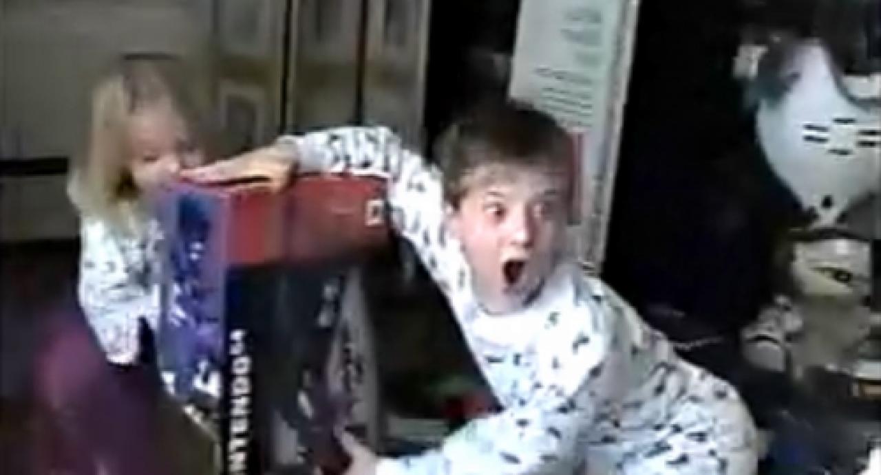 [03/09/2009] 2006: Nintendo64-Freunde. Manchen Kindern merkt man ihre Freude eben richtig an - wie zum Beispiel dem Jungen, der sich über sein neues Nintendo 64 zu begeistern weiß. Auf youtube.com nach 