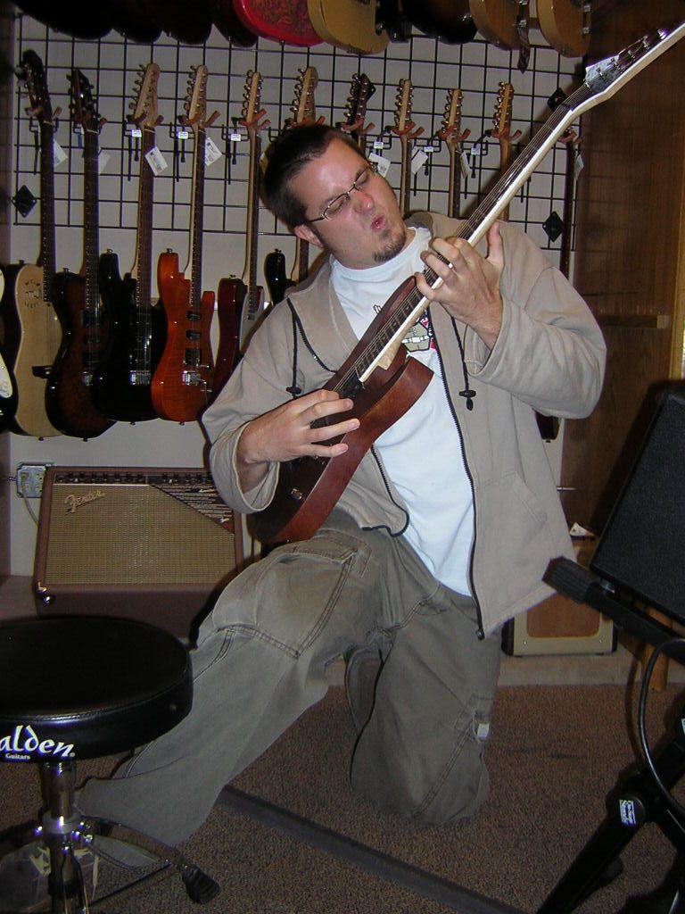 [10/09/2009] Dieses Foto ist nicht gestellt. Redakteur Robert Horn rockt ein Musikgeschäft.