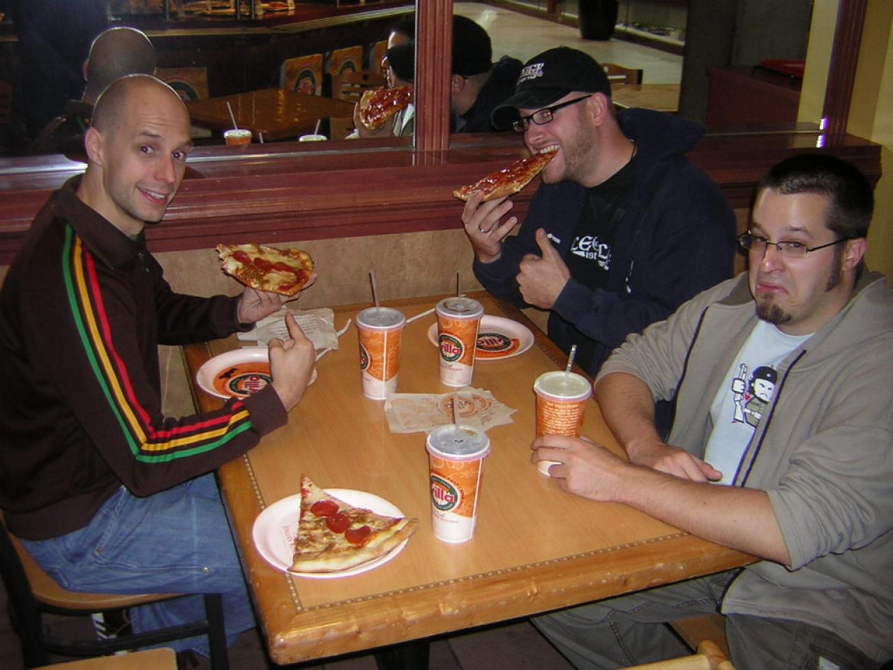 [10/09/2009] Amerikanisches Essen ist lecker, bekommt aber nicht jedem. Der Herr links wird sich bald noch umgucken ...