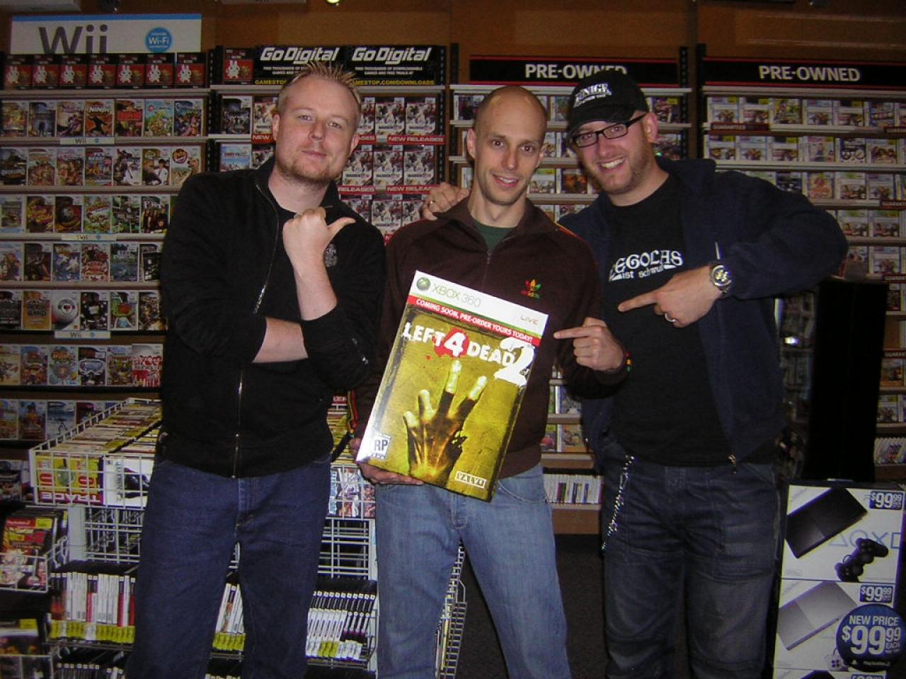 [10/09/2009] Morgen ist es soweit, vorher knuddeln unsere drei Leser noch die Verpackung.