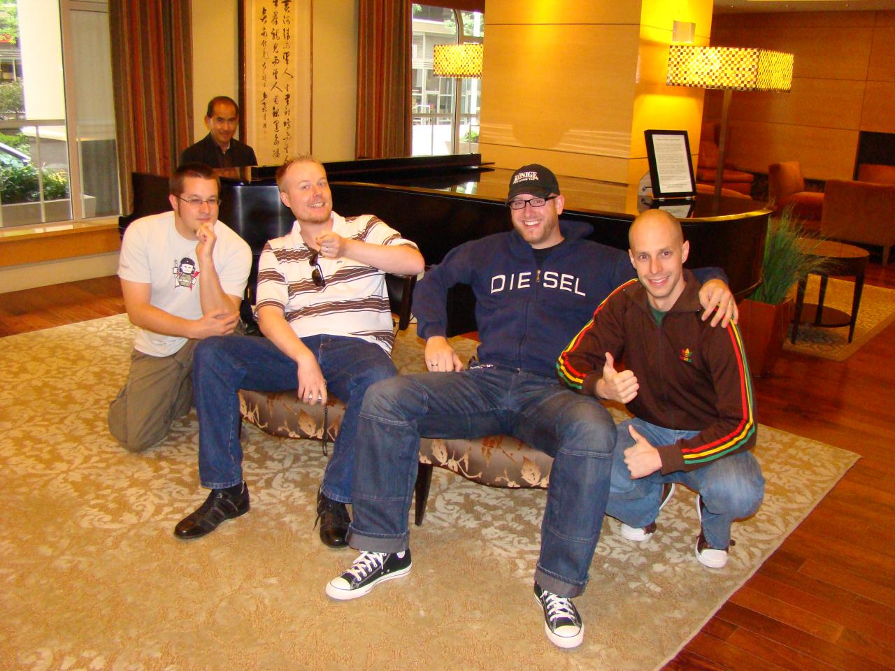 [10/09/2009] Echt: In unserer Hotellobby sitzt jemand und klimpert Klavier!