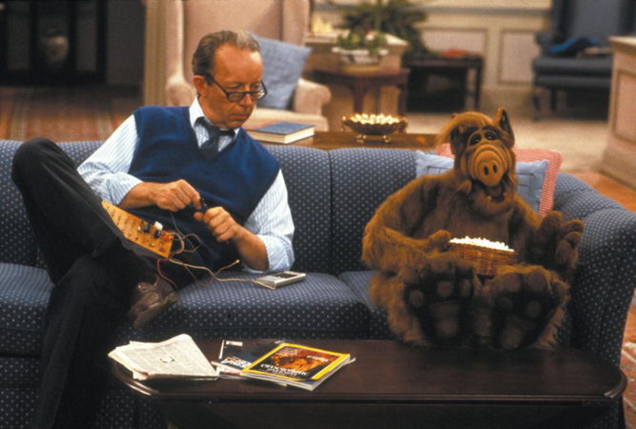 Willie und Alf am Sofa