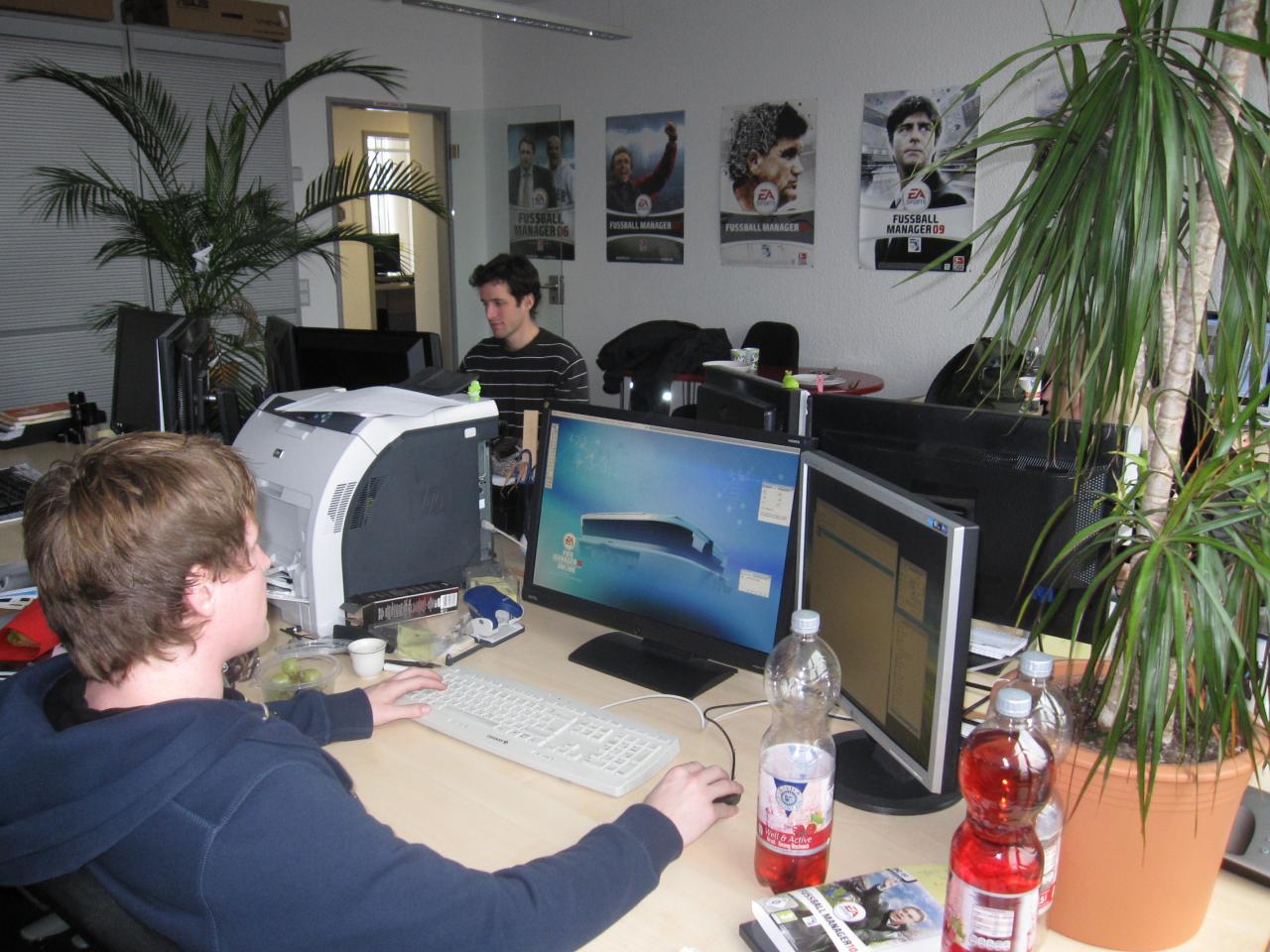 [17/11/2009] Apropos Topfpflanzen, wer es noch nicht wusste, weiß es jetzt. Grafiker haben einfach die größten Blumen. Neben der faszinierenden Flora kann man auf diesem Bild Chefgrafiker Bernhard Maiberg und Rafael Jesser bei der Arbeit bewundern. 