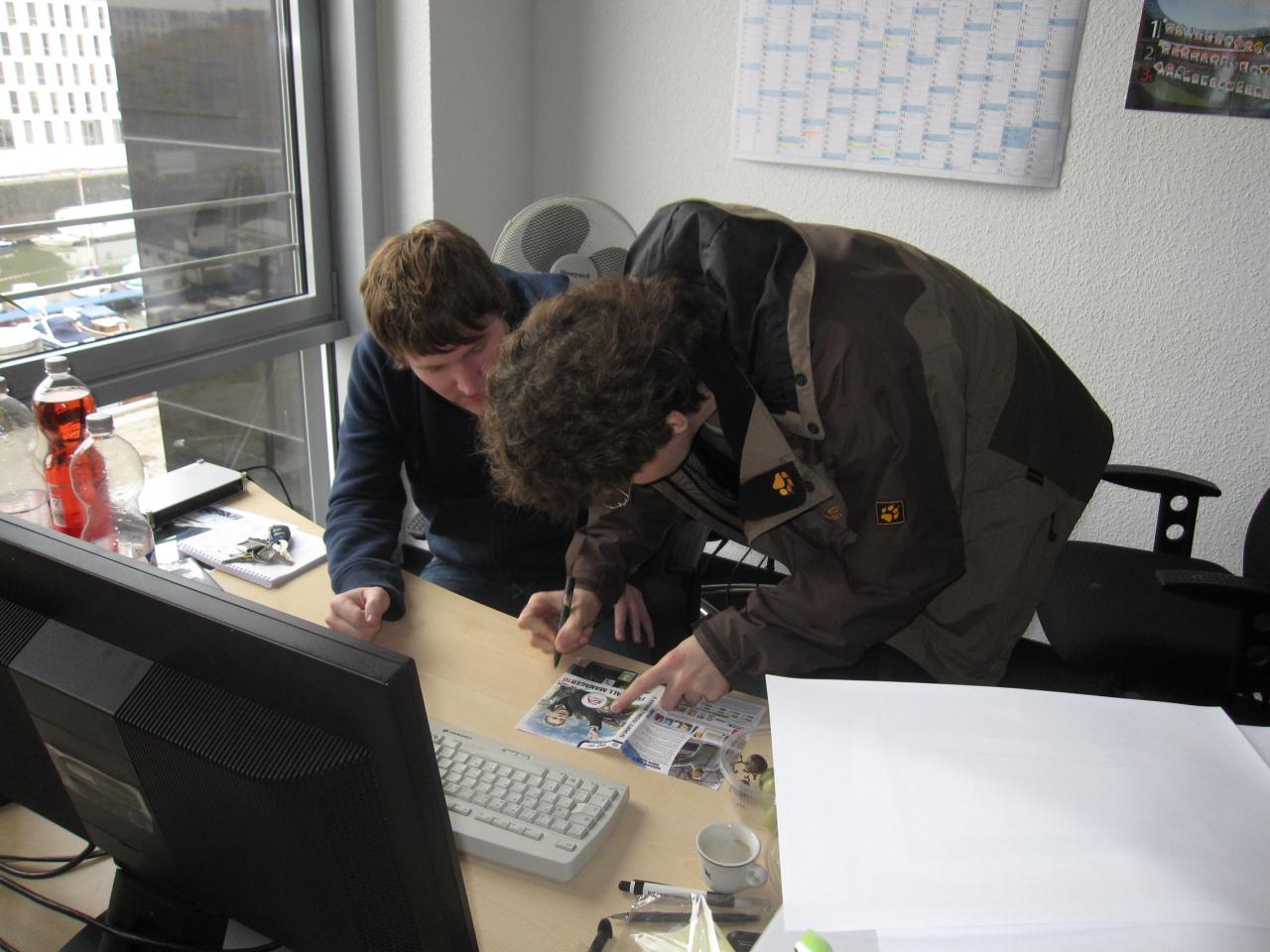 [17/11/2009] Kurz vor der Mittagspause kommt Gerald Köhler im Grafikbüro vorbei und signiert, nach mehrfacher Nachfrage, endlich Bernhards Exemplar des Fußball Manager 10. „Das bekommt im Wohnzimmer einen Ehrenplatz“, strahlt Bernhard glücklich.