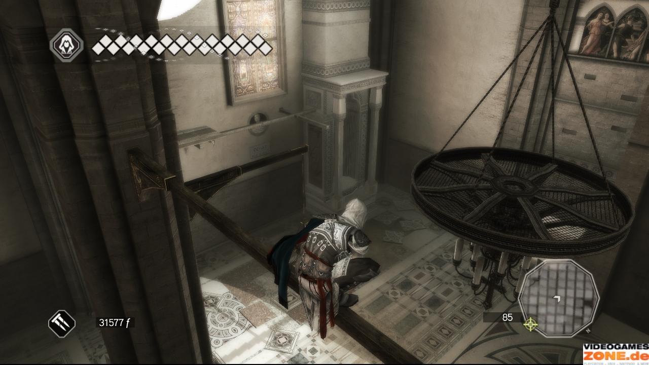 [18/11/2009] Springt auf den nächsten Kronleuchter und von dort nach links, so dass Ezio die Leiter herunterstößt. Anschließend geht es über die Balken zu eurer Rechten und den Kamin hinauf. Schwingt euch von dort aus in einer geraden Linie über die Streben und Kronleuchter nach Osten.