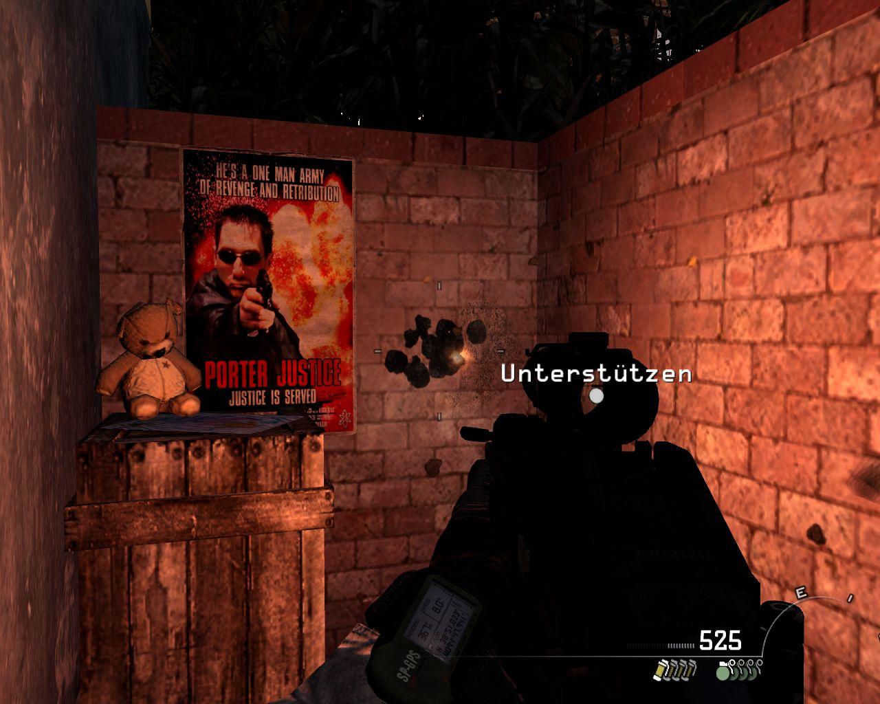 [18/11/2009] Dahinter befindet sich ein Filmplakat zu Porter Justice und ein Teddybär. Dasselbe Plakat konnten Sie schon zu Beginn von Call of Duty 4: Modern Warfare begutachten, der Teddybär ist ein MW2-Running-Gag, der sich mehrmals im Spiel versteckt.