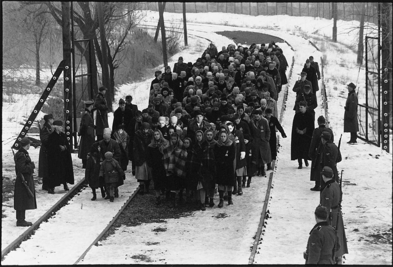 [24/02/2010] Das wohl größte Tabuthema: Darf es ein Spiel geben, das in einem Konzentrationslager spielt? Nein. Zumindest nicht in Deutschland. Wäre das eine sinnvolle Abwechslung für einen Ego-Shooter? Befreiungsaktionen für Gefangenen sind vorstellbar. Allerdings kommen die meisten dieser Spiele aus den USA und stellen eher die militärischen Gefechte des zweiten Weltkriegs in den Vordergrund.