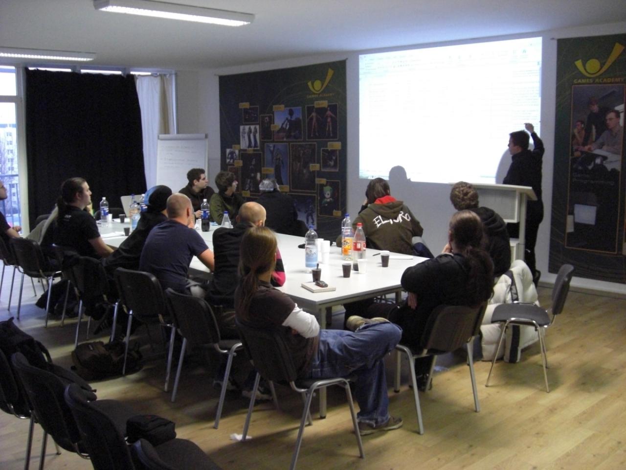 [05/02/2010] Teamleiter Markus präsentiert den angestrebten Zeitplan – bis zur Gamescom im August muss die Mod fertig werden.