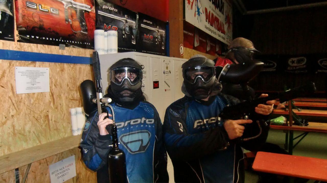 [04/02/2010] Paintball - Nichts ist angenehmer, als bei über 30 Grad in voller Paintball-Montur aufeinander zuzustürmen und den bitteren Geschmack billiger Farbe gepaart mit dem salzigen Schweiß eurer Stirn auf der Zunge zu spüren, während ihr eure Freunde mit Parolen befeuert, die im Online-Gefecht üblicherweise zum Server-Ban führen. Schnappt euch also ein paar bewegliche Zielscheiben aus dem Freundeskreis, gern auch lediglich nähere Bekannte, mit denen ihr noch eine Rechnung offen habt und an denen ihr Frust auslassen wollt und macht den nächsten Paintball-Park ausfindig - idealerweise mit Outdoor-Platz.