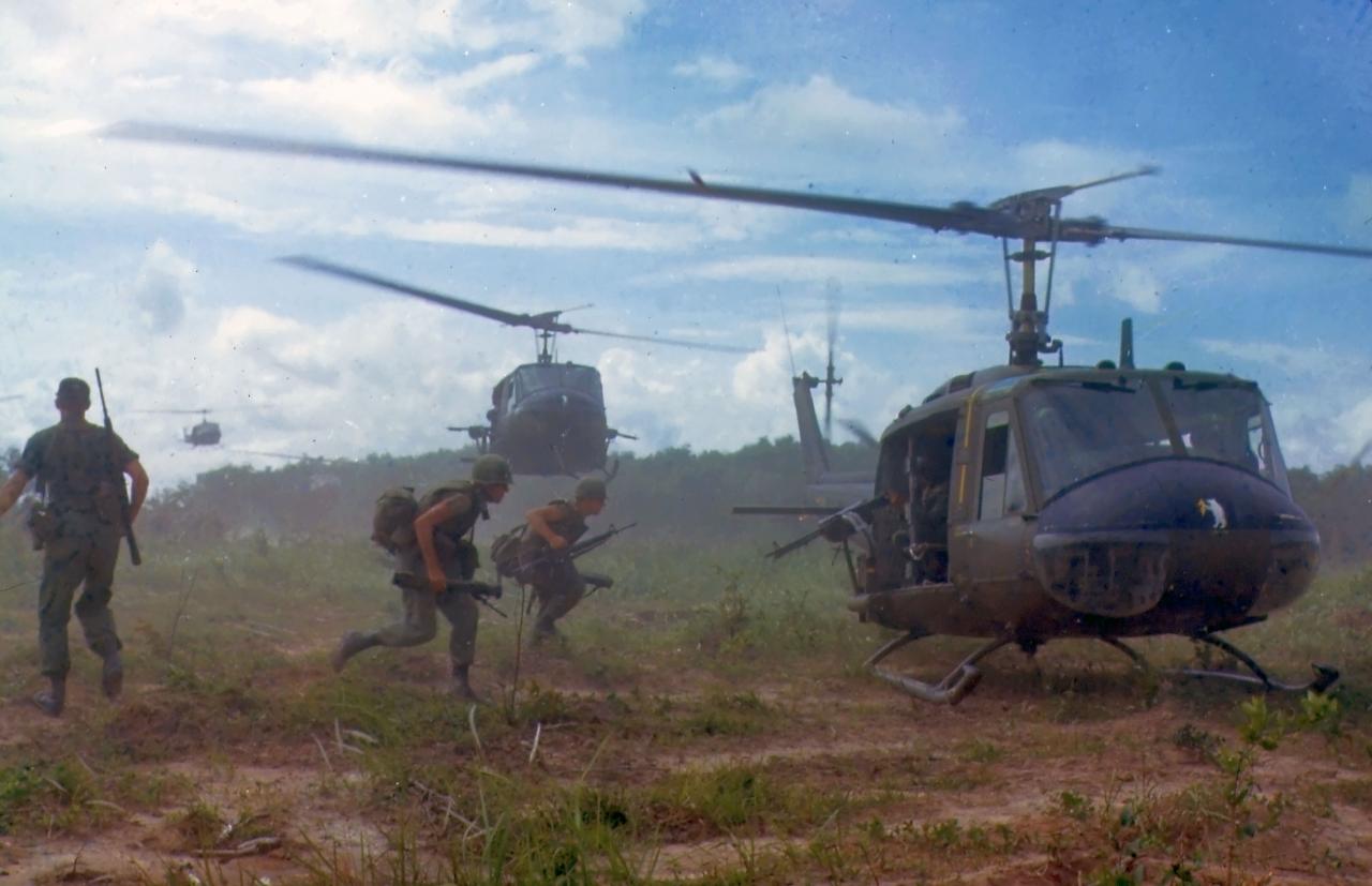 [17/02/2010] Ein Hubschraubereinsatz im Jahr 1966 - Im Bild sind amerikanische Bell UH-1 als Transportversion.