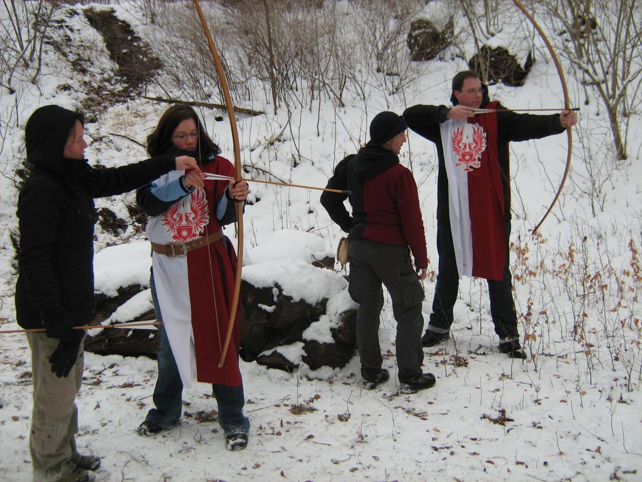 [15/03/2010] Bogenschießen wie im Mittelalter beim Grey Warden-Event für Dragon Age: Awakening.
