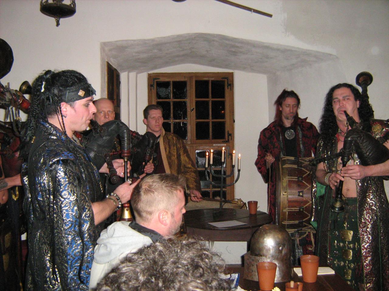 [15/03/2010] Die Spielleute von Corvus Corax passen perfekt in die Mittelalter-Idylle des Grey Warden-Events.