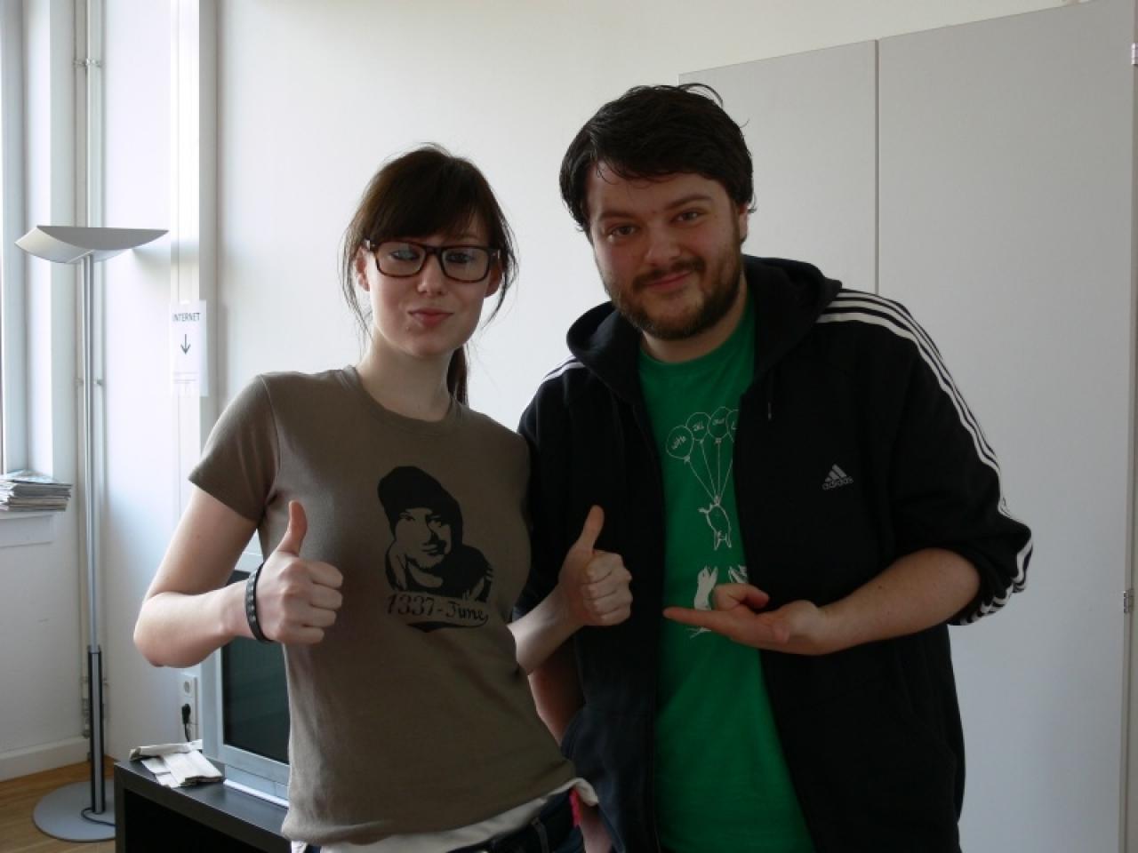 [19/04/2010] PC-Action: Werbung in eigener SacheDass Redakteure eher einer selbstverliebten Spezies angehören, wird wohl keinen überraschen. Wie weit man diese Selbstikonisierung aber treiben kann, hat unser geschätzter Kollege und selbsternannter Internetgott von pcaction.de bewiesen - und kurzerhand sein Gesicht auf T-Shirts, Kissen, Kaffeetassen und mehr drucken lassen. Zu erwerben sind die Erzeugnisse seines übergroßen Egos auf pcaction.de.