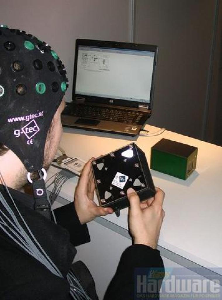 [06/04/2010] Mit dem Brain-Computer Interface der Firma g.tec kann ein Roboter durch Gehirnaktivität bewegt werden. 