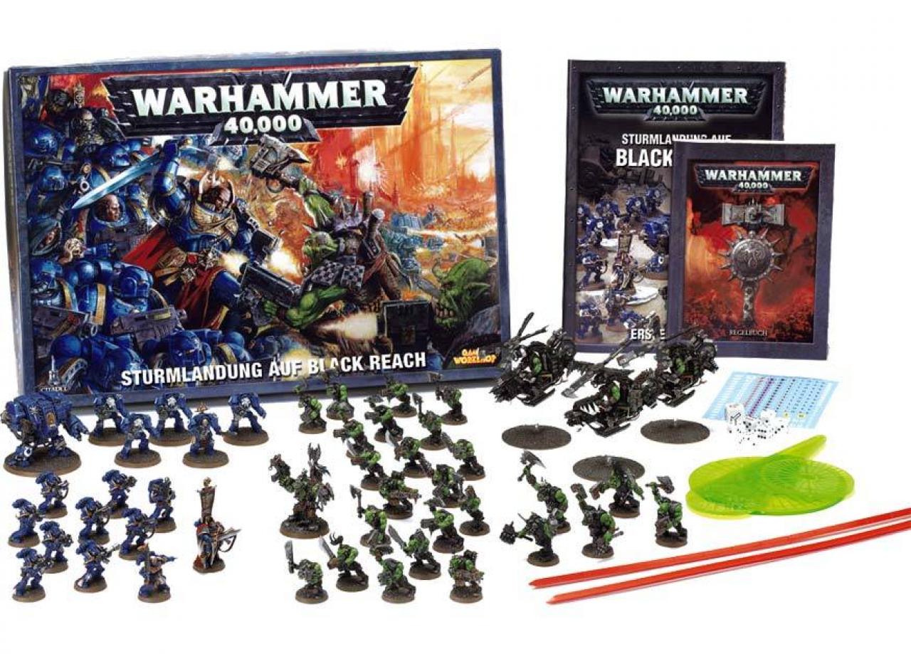 [26/04/2010] Das Einstiegsset in die Tapletop-Welt: Warhammer 40.000: Sturmlandung auf Black Reach beinhaltet das Regelwerk im Taschenbuchformat, Begleitheft, Würfel, Schablonen und 46 Kunststoffminiaturen. Kostenpunkt: circa 65 Euro.