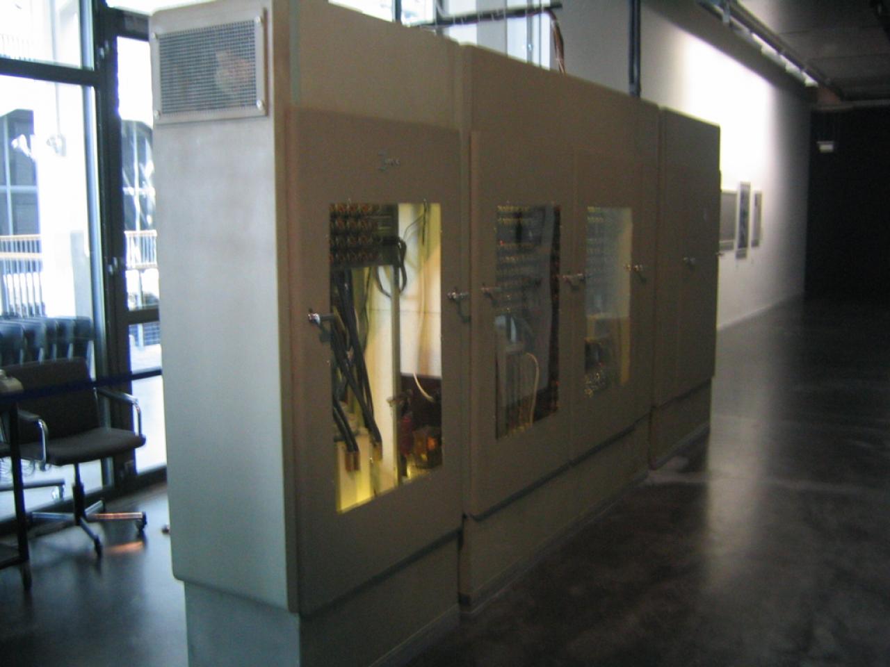[27/05/2010] Was den PC Spielen bislang versagt blieb, hat die zugehörige Hardware scheinbar schon erreicht: Ihre Anerkennung als Kunst. Zumindest hat es der legendäre Großrechner Z 22 unlängst ins Karlsruher Kunstmuseum geschafft. Dort hat der 1957 erbaute Rechner als Kulturdenkmal einen Ehrenplatz direkt am Eingang erhalten. 