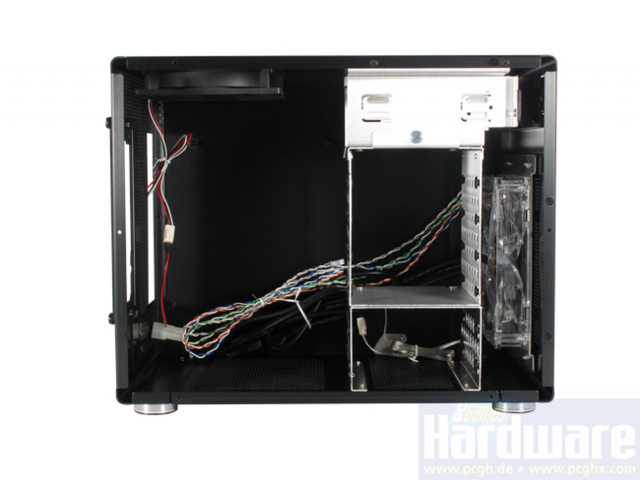 [08/06/2010] Das Lian Li PC-Q08 bietet für ein ITX-Gehäuse viel Platz - praktisch: teilbarer Festplattenkäfig