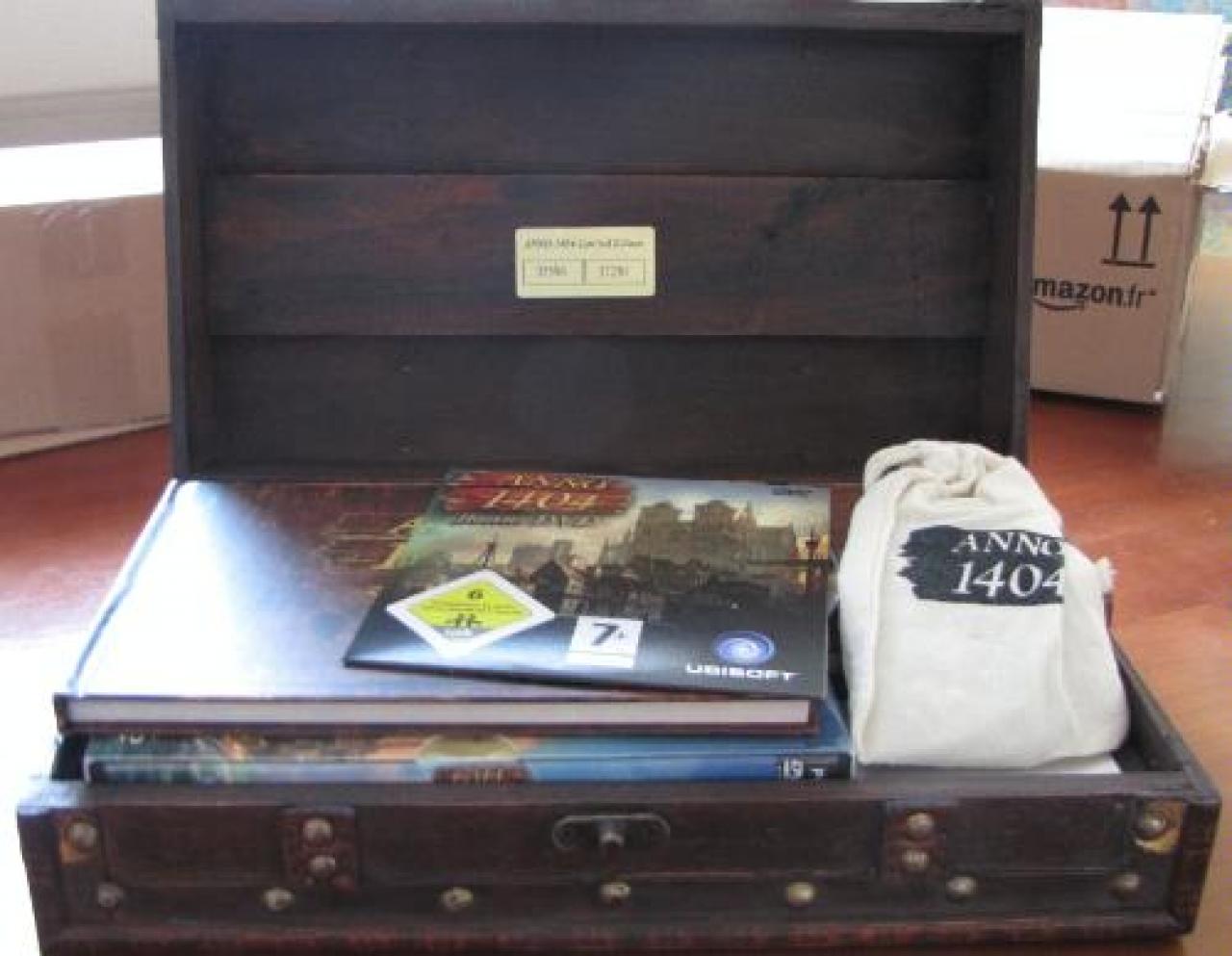 [16/07/2010] Anno 1404-Limited Edition[br]Die schöne Schatzkiste zu Anno 1404 wartet mit allem auf, was das Herz begehrt: Dem Hauptspiel, einem Kompass, Artbook, einem Poster, einer Bonus-DVD und einem Leinensäckchen mit Mandelsamen. 