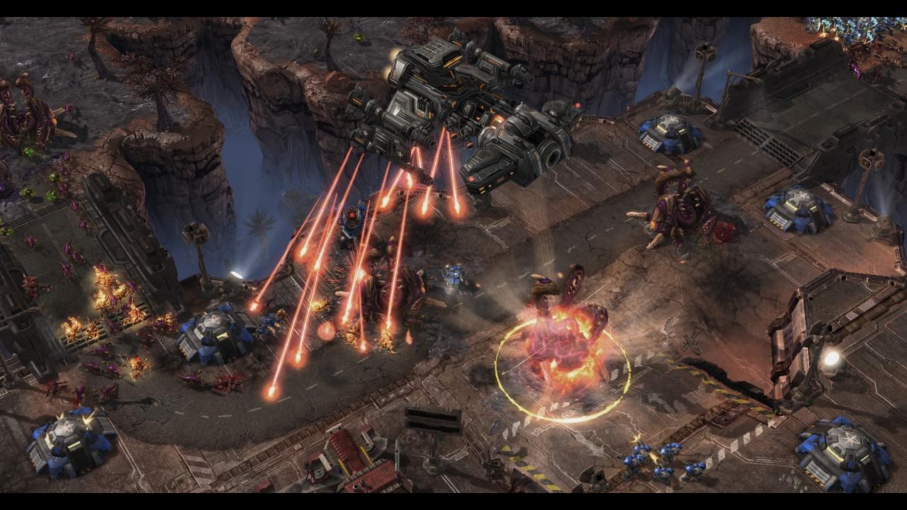[30/07/2010] Mit geskripteten Ereignissen wie dem Eintreffen dieses mächtigen Kreuzers auf Mar Sara treibt Starcraft 2: Wings of Liberty seine Story auch innerhalb der Missionen voran. 
