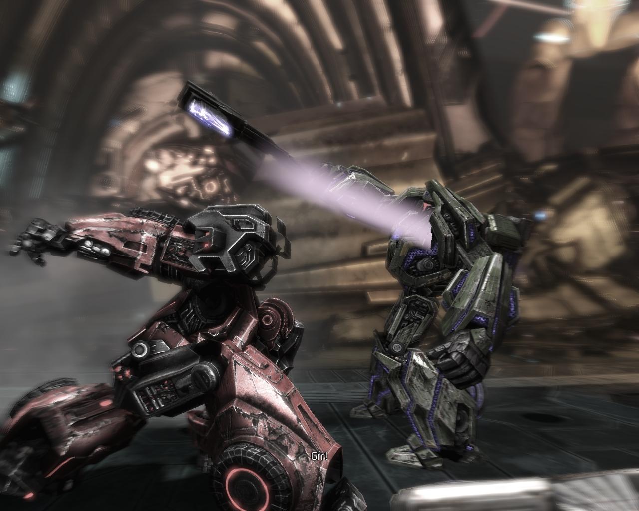 [15/07/2010] Ein Autobot (links) schlägt in einer Zwischensequenz den Kämpfer der bösen Decepticons-Fraktion.