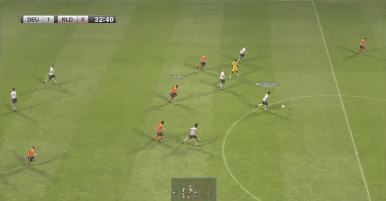 Ein Fußballspiel aus der Seitenansicht