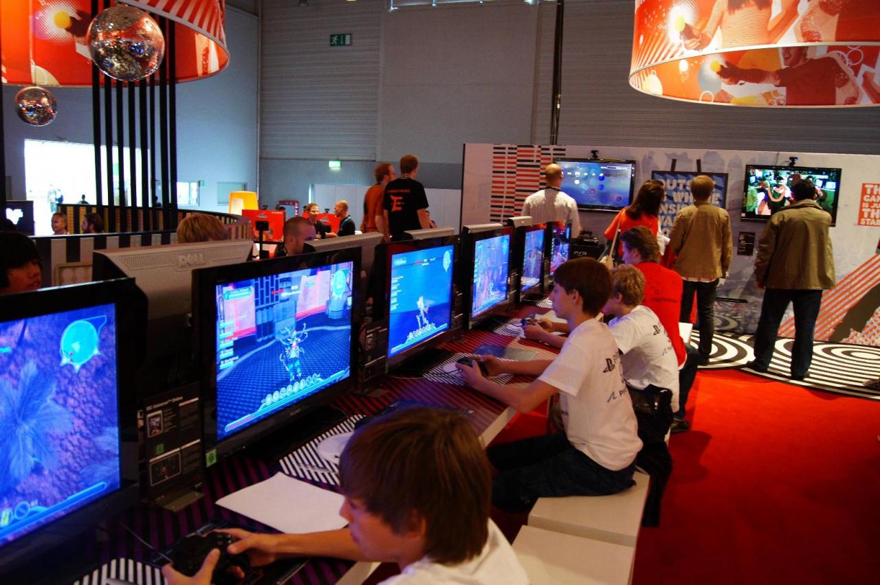 [20/08/2010] Weniger Tamtam, mehr Spielgeräte: Die Aussteller haben deutlich mehr PCs und Spielkonsolen mit nach Köln gebracht.