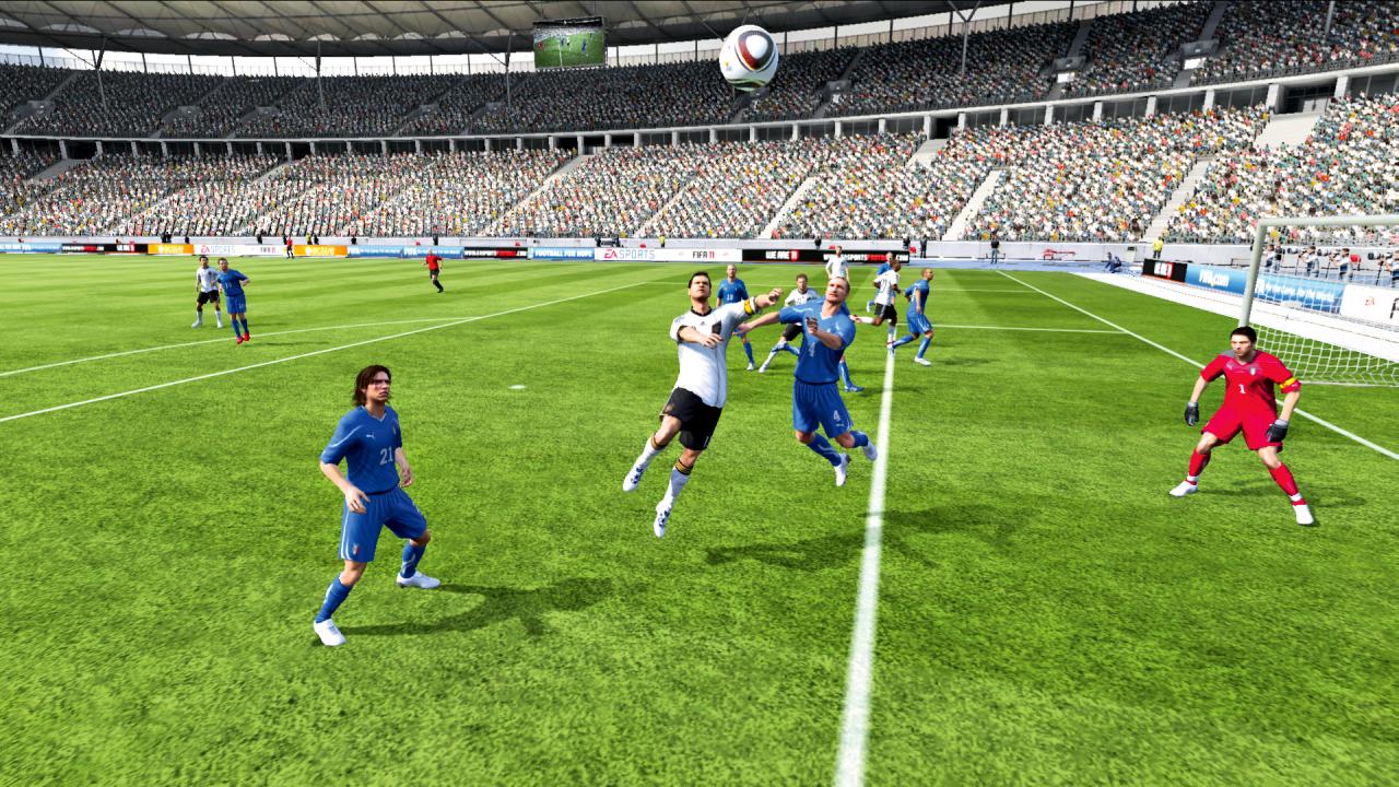 [22/09/2010] K-Frage? In FIFA 11 ist Ballack noch Kapitän der deutschen Mannschaft und auch nicht verletzt. Gut so, denn hier macht er das Siegtor gegen Italien.