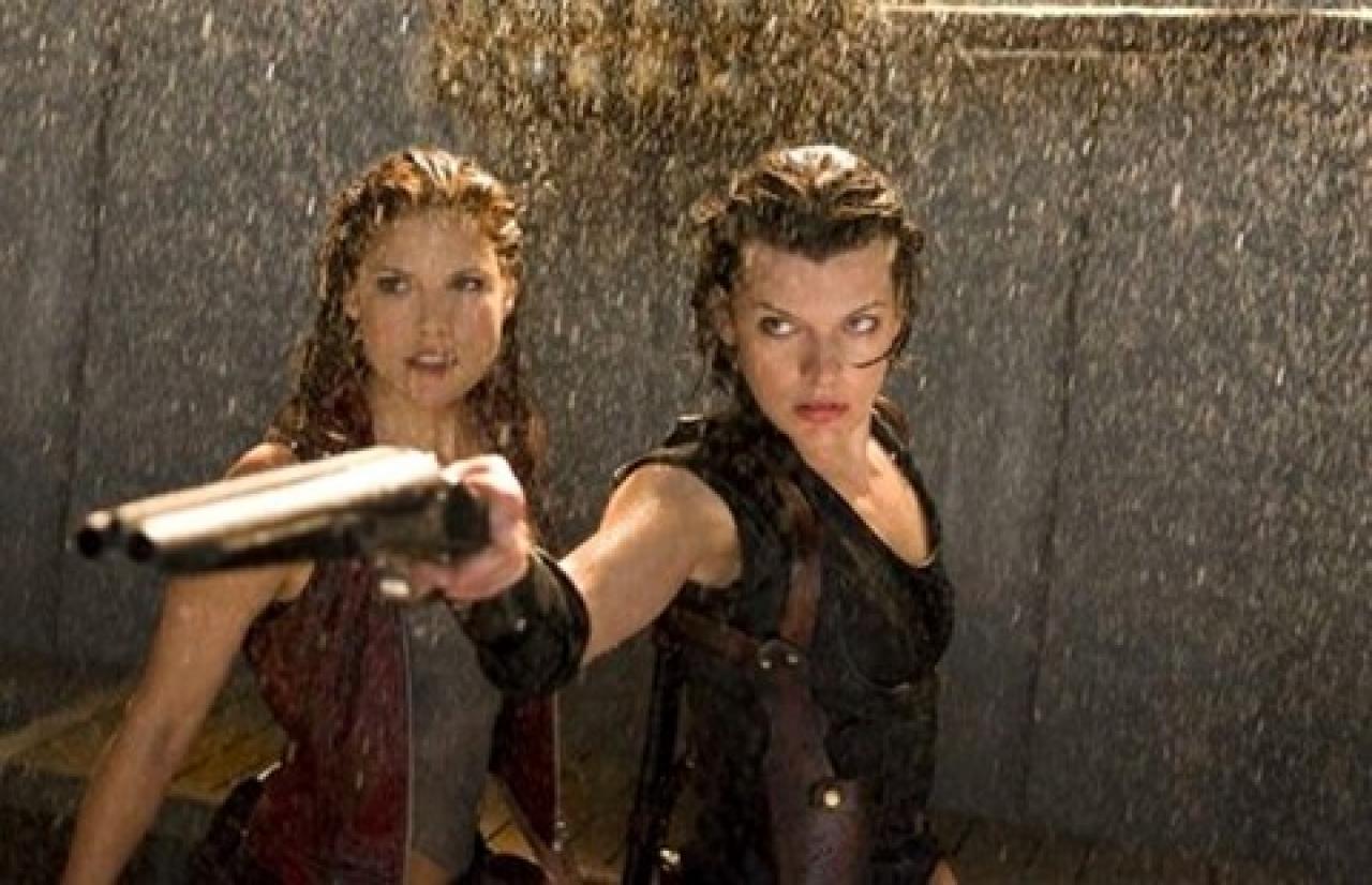 [13/09/2010] Resident Evil: The Final Chapter (Kinostart: 27. Januar 2017) bezeichnet das längst überfällige Ende der Reihe, die in Augen von Fans und Kritikern stetig an Qualität einbüßte. Ein letztes Mal tritt Milla Jovovich in der Rolle von Alice mit ihren Mitstreitern gegen The Red Queen an. Wegen Jovovichs Schwangerschaft mussten die Dreharbeiten von 2014 auf 2015 verlegt werden.