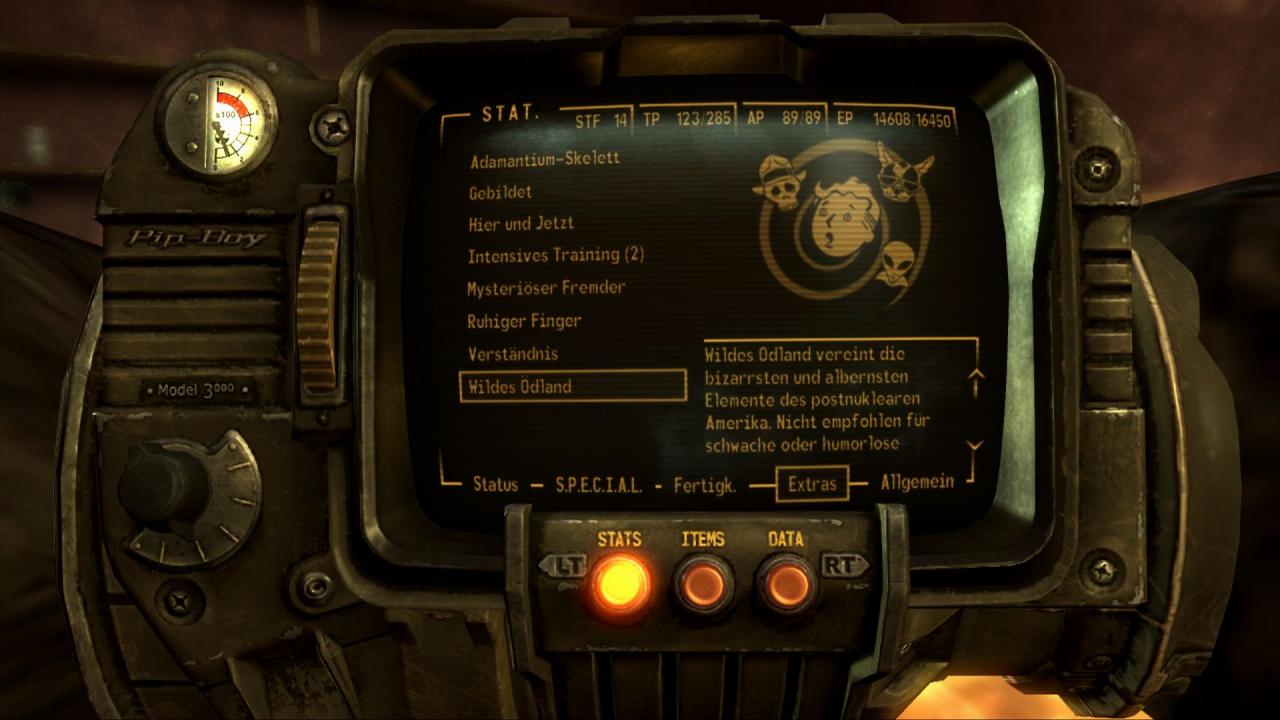 [19/10/2010] In einer postapokalyptischen Welt wie in Fallout: New Vegas sorgt der Pip-Boy für die nötige Übersicht. Ihr habt mit ihm nicht nur eine Landkarte zur Hand oder eure Items im Blick. Es gibt auch einen Radio-Empfänger und vieles mehr für ruhige Stunden.