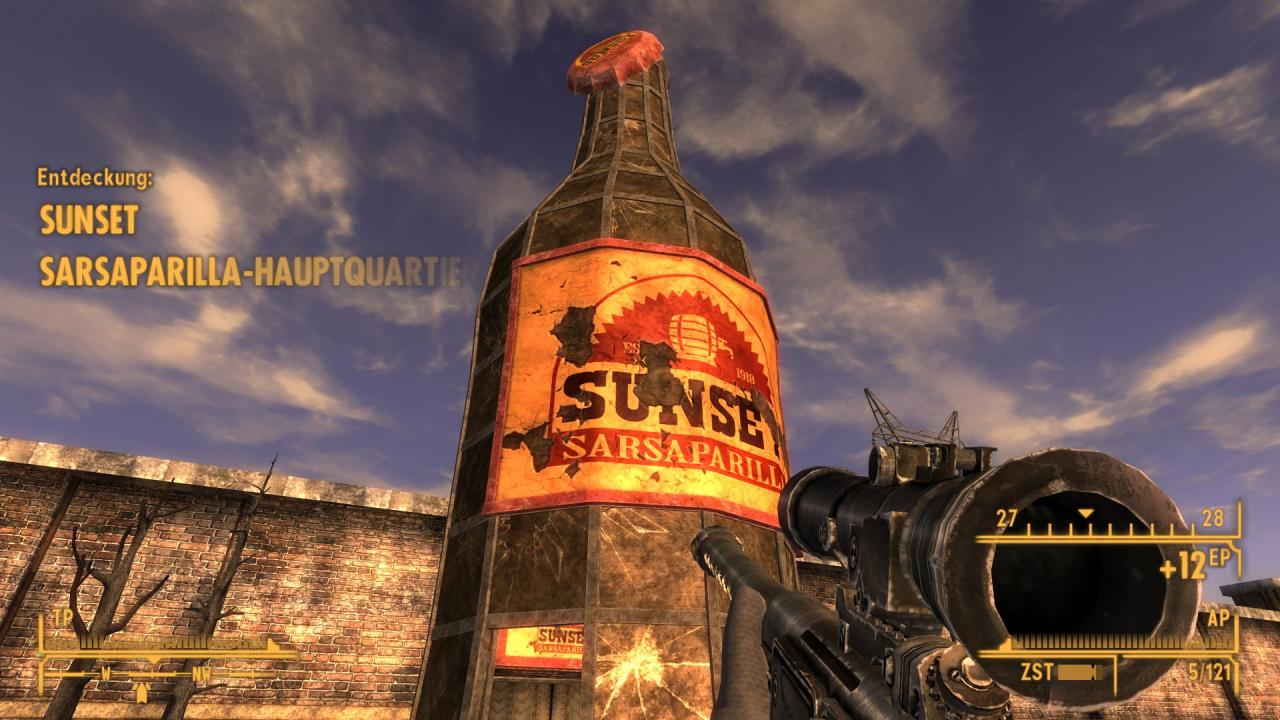 [02/11/2010] Diese riesige Flasche markiert den Eingang zum Sunset Sarsaparilla-Hauptquartier, in dem wir für Alice McLafferty von der Karminroten Karawane eine illegale Kronkorkenpresse zerlegen sollen.
