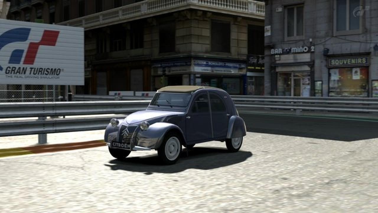 [30/11/2010] Gran Turismo dürfte zwar ohnehin keinen Adrenalin-Junkie auf der Welt länger als wenige Sekunden begeistern, aber bevor wir loslegen und an echten Rennen teilnehmen dürfen, müssen wir serientypisch erst die obligatorischen Fahrprüfungen absolvieren. Eine sehr langatmige Sache.