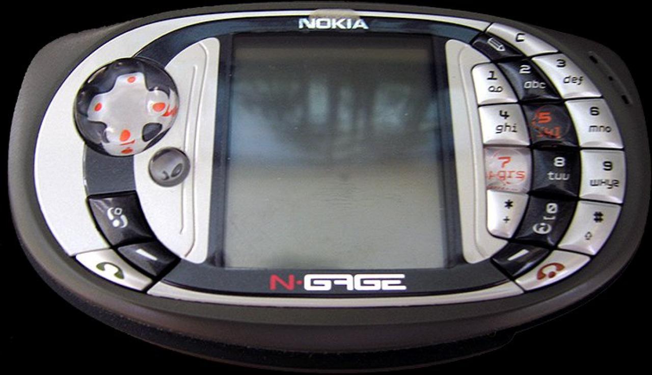 [17/11/2010] Nokia N-Gage - Wer erinnert sich noch an den Hybriden aus Handy und Handheld, den Nokia Anfang der 2000er auf den Markt brachte? Wahrscheinlich nicht sehr viele, da die meisten den Gameboy Advance aufgrund des deutlich hochwertigeren und vielfältigeren Spieleangebots vorzogen. Was Nokia mit dem N-Gage plante, haben erst heutige Smartphones richtig salonfähig gemacht. Alle andere zocken unterwegs mit dem Nintendo DS oder der PlayStation Vita.