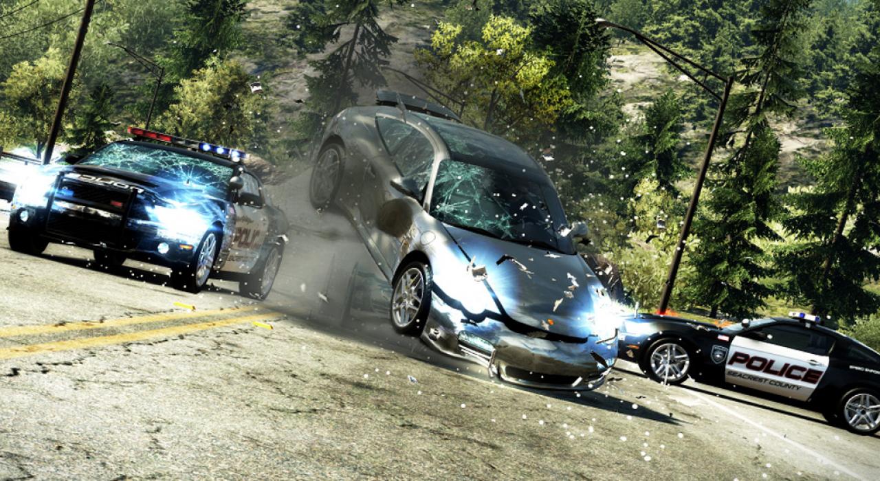 [06/12/2010] Verfolger abschütteln in NFS: Hot Pursuit - Ob durch Drängeln, die EMP-Kanone oder Nagelbänder: Alles ist erlaubt, solange die Konkurrenz hinter Ihnen ins Ziel kommt. Und wenn man die Cops gleich mit der Piste fegen kann, umso besser!